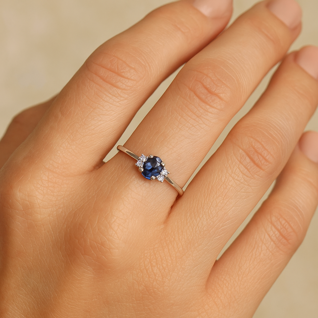 Anillo de oro blanco 9K con zafiro azul de 0,60 ct y brillantes puesto en la mano