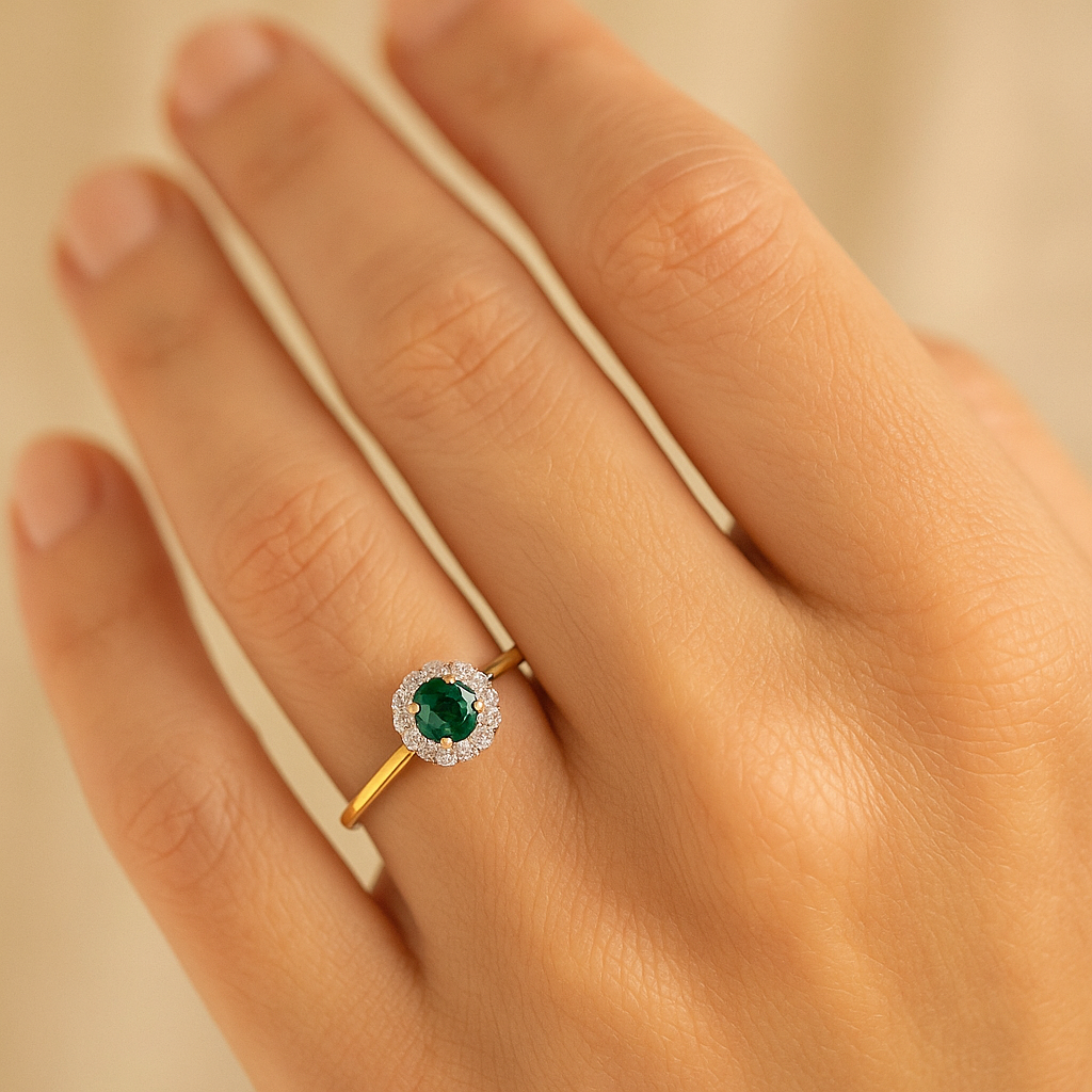 Anillo de Oro 9K con Esmeralda 0,41 ct y Brillantes para Mujer puesto en la mano