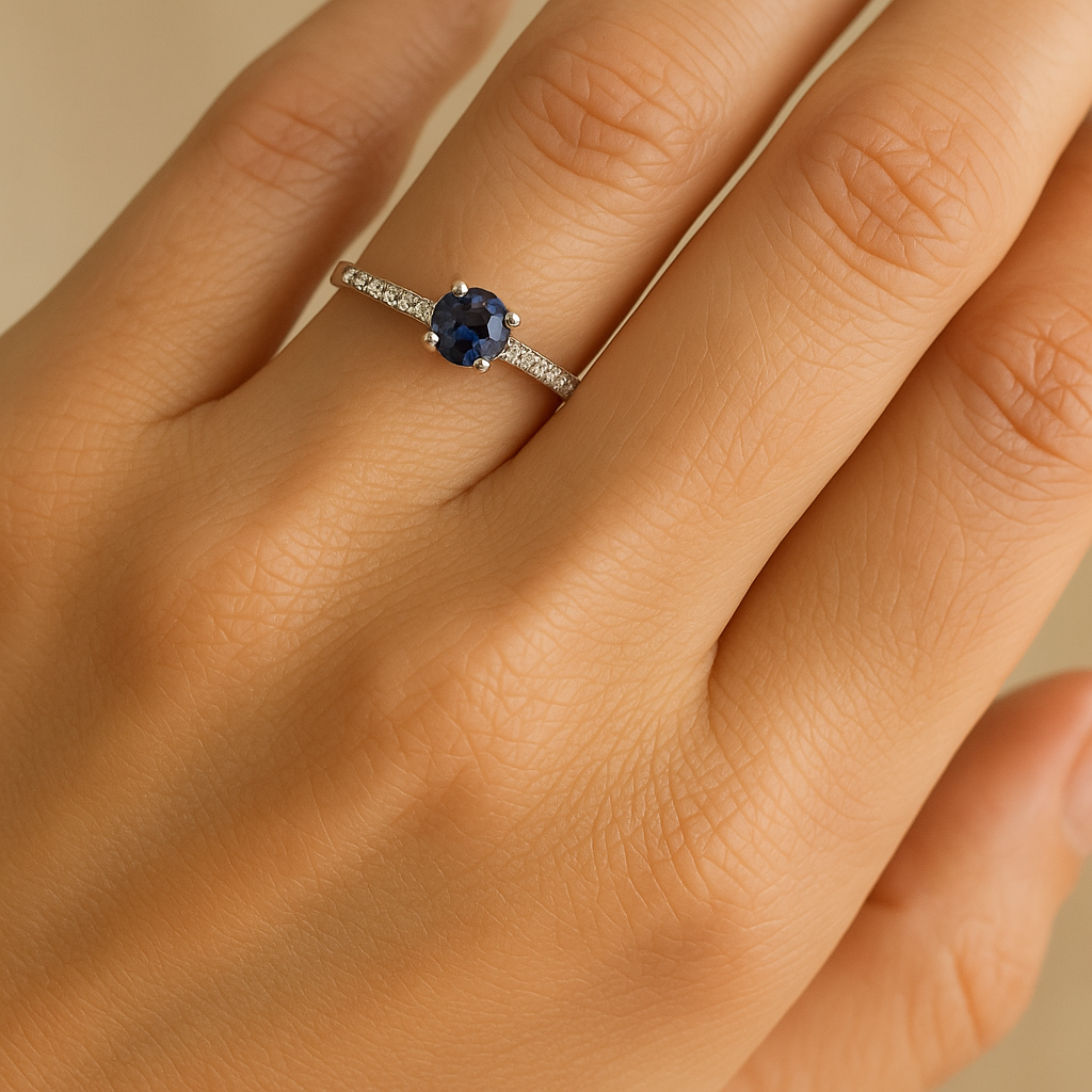 Anillo de Oro Blanco 9K con Zafiro y Brillantes para Mujer puesto en la mano