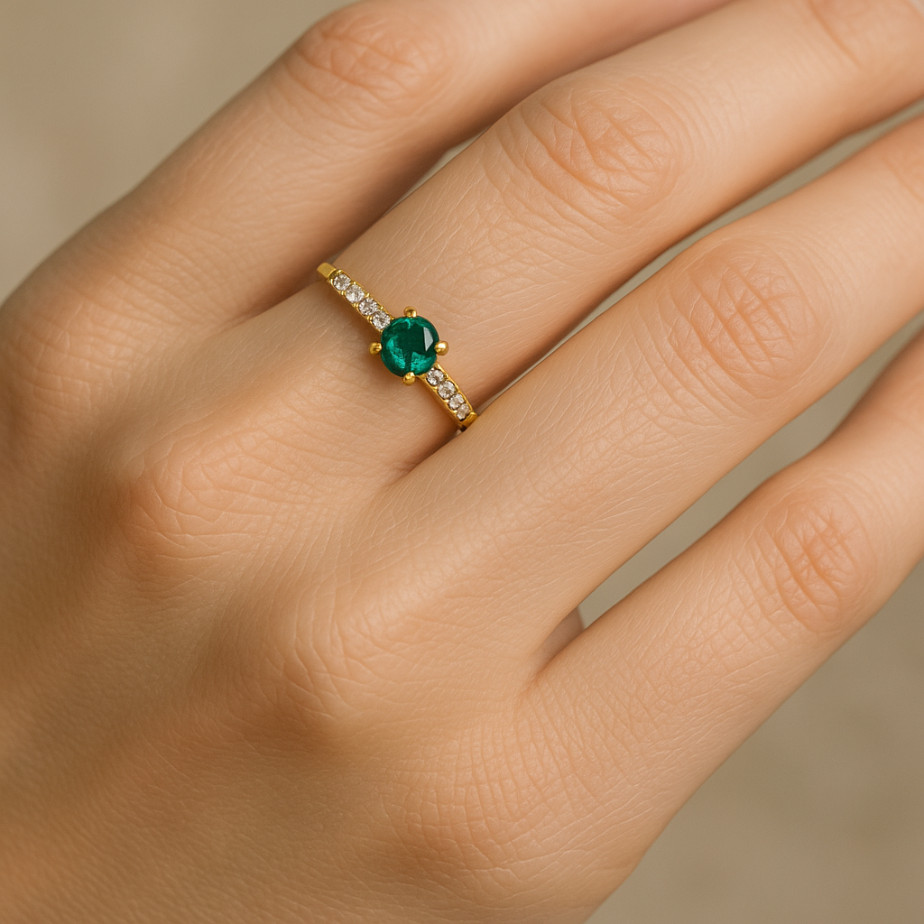 Anillo de Oro 9K con Esmeralda de Laboratorio y Brillantes para Mujer puesto en la mano