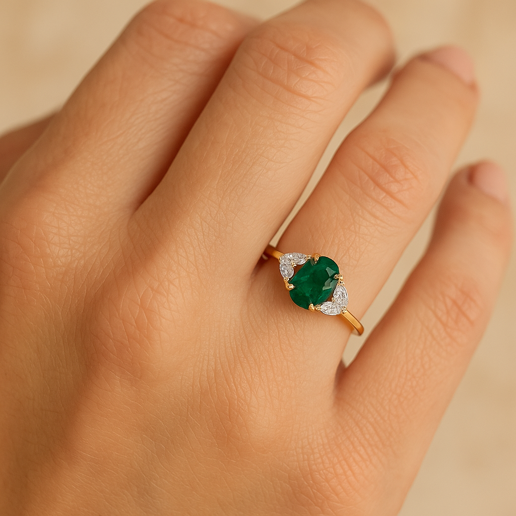 Anillo de Oro 9K con Esmeralda 1,21 ct y Brillantes para Mujer puesto en la mano