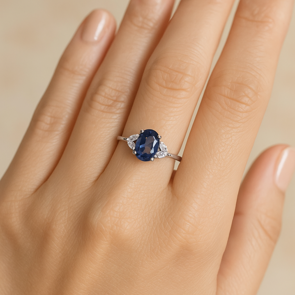 Anillo de oro blanco 9K con zafiro azul de 1,21 ct y brillantes puesto en la mano