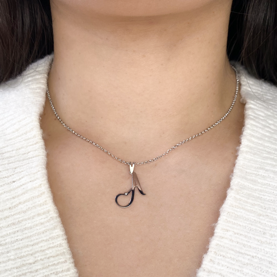 Collar con inicial clásica