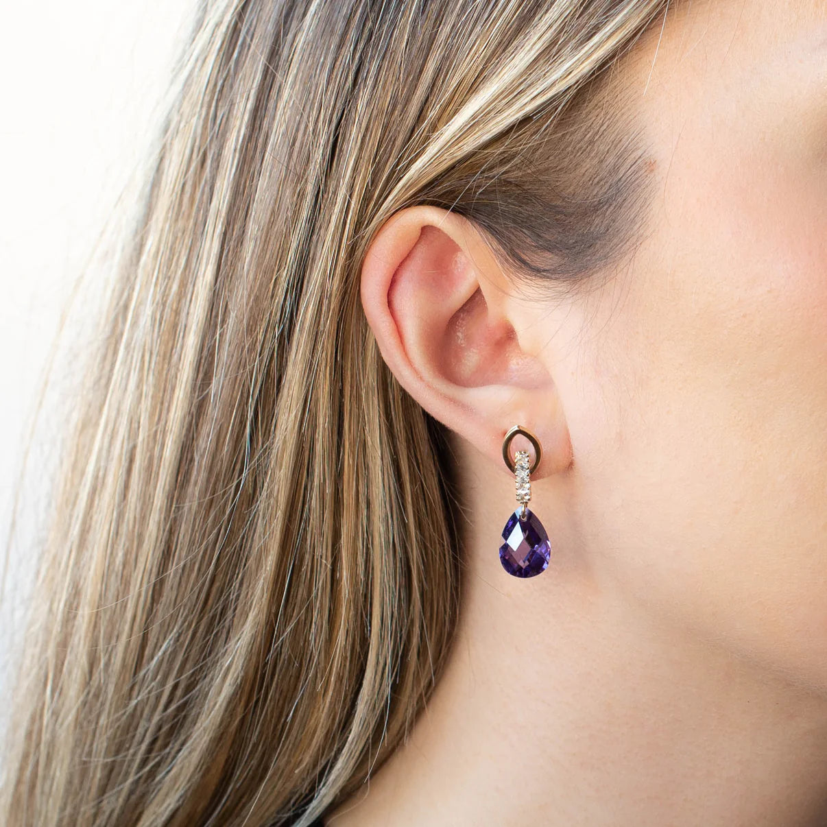 Pendientes Largos de Oro 9K con Circonitas Amatista
