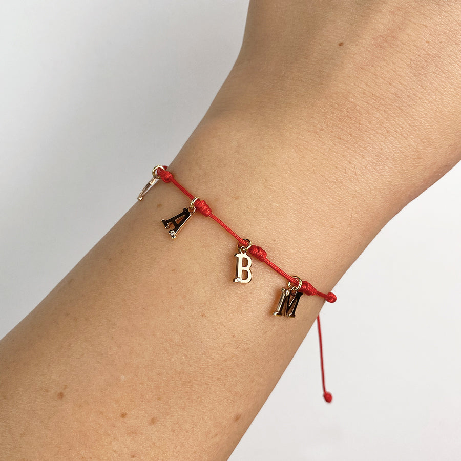 Pulsera con Inicial 7 nudos Rojo 4 letras con Diamante y Oro