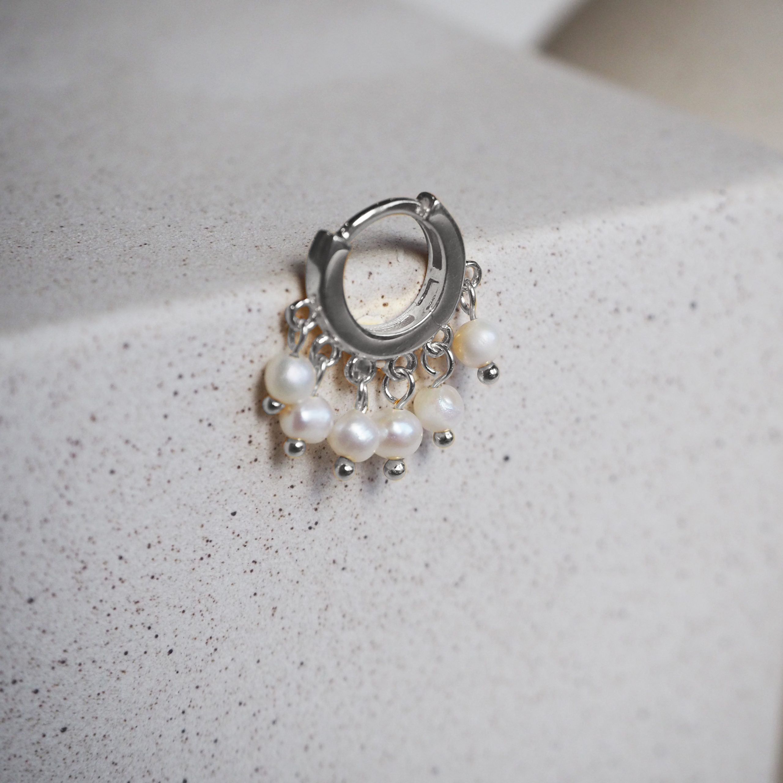 Pendientes aros mini charm perlas plata