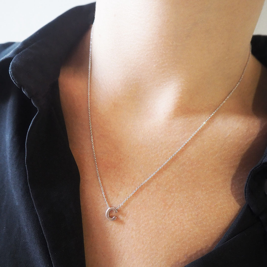 Collar con inicial letra