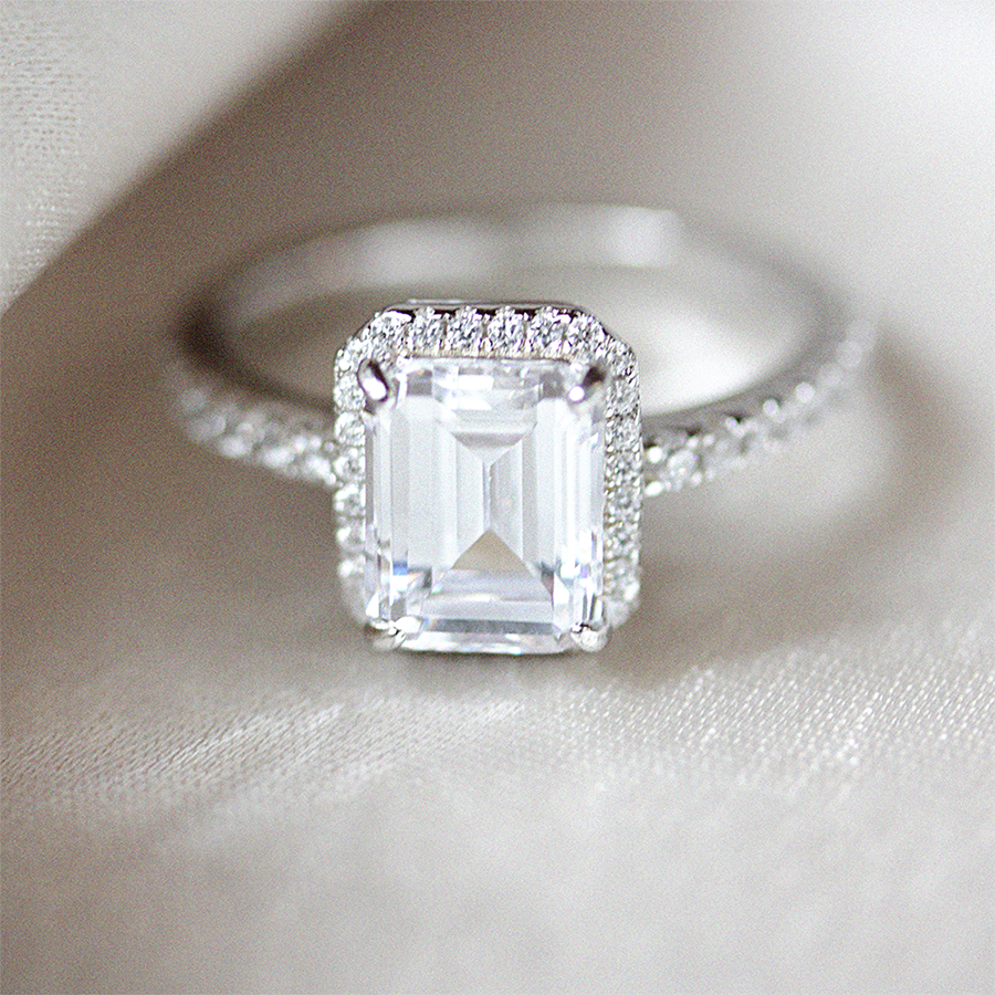 ANILLO EMERALD CUT PAVE