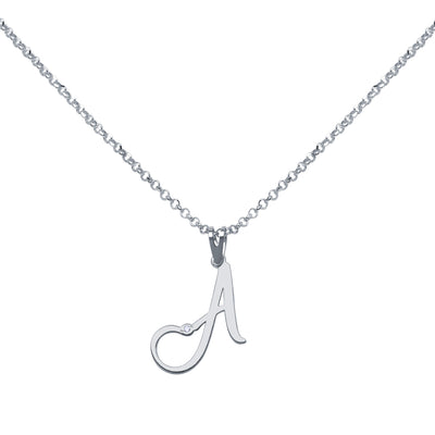 Collar con inicial clásica