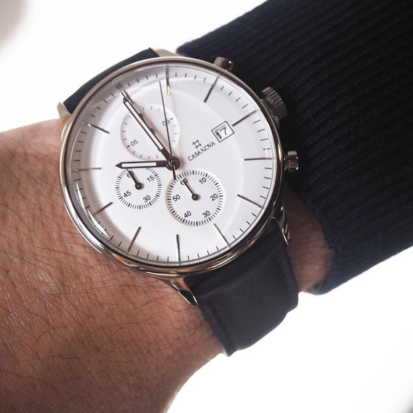 Reloj Elegante Silver Negro con Dial Blanco