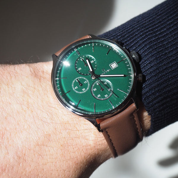 Reloj Elegante Marrón con Dial Verde