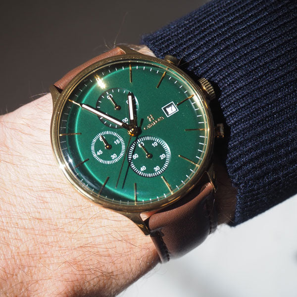 Reloj Elegante Marrón con Dial Verde