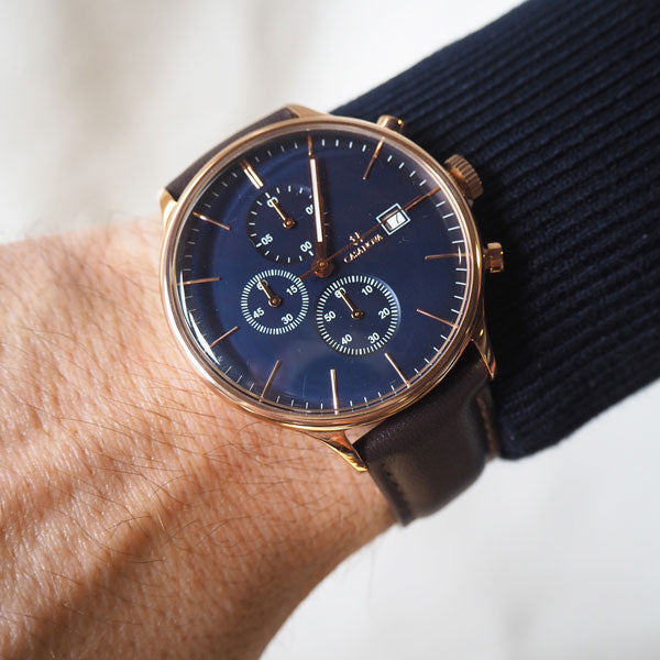 Reloj Elegante Marrón con Dial Azul