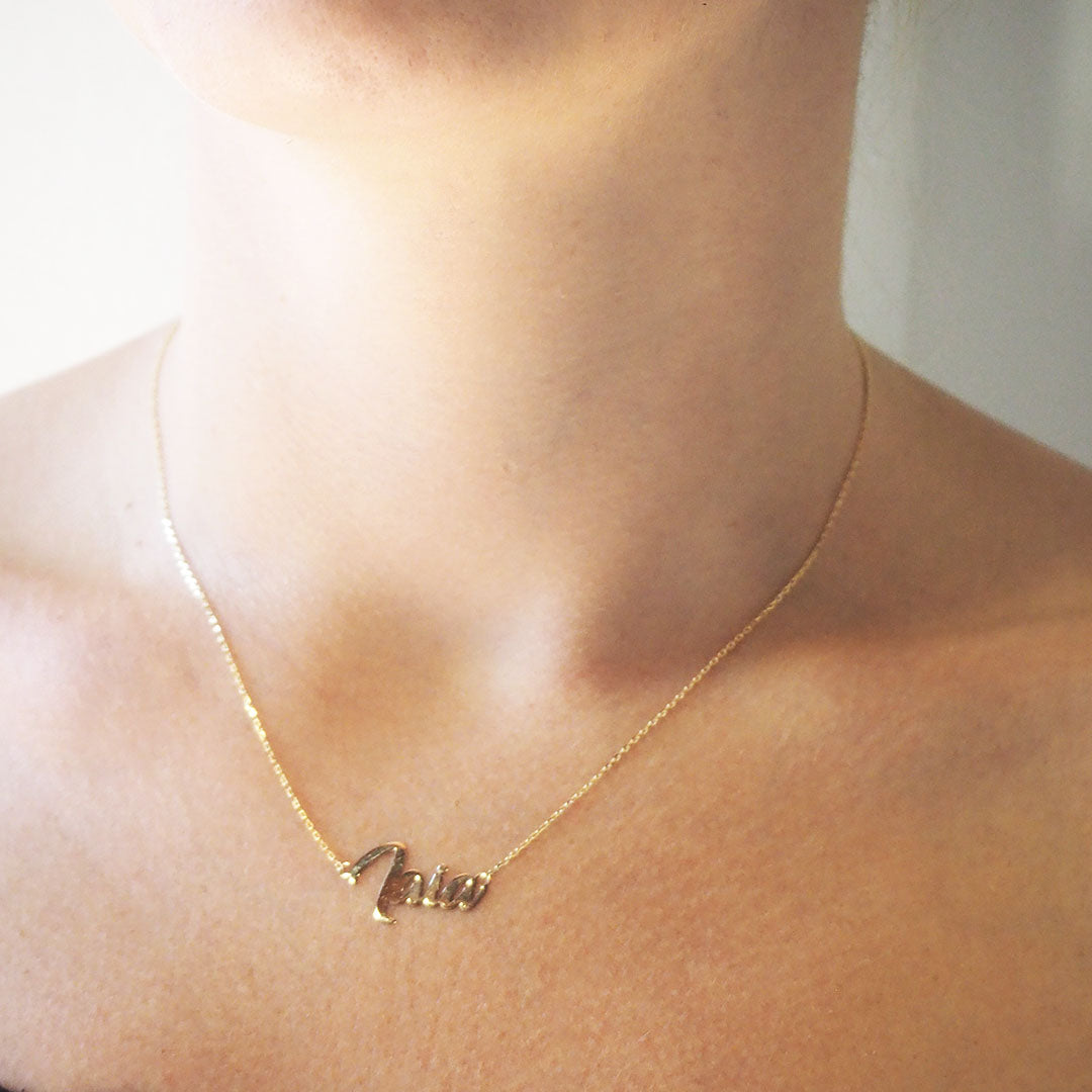 Collar con nombre estilo Carrie Forzatina