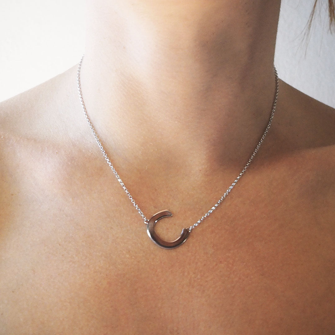 Collar con inicial tumbada Plata